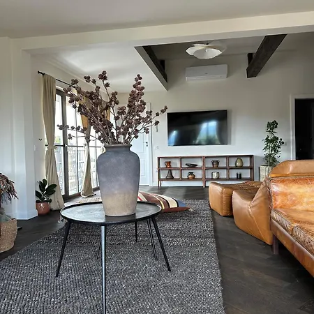 Peaceful Family Retreat Villa With A Private Hot Tub *